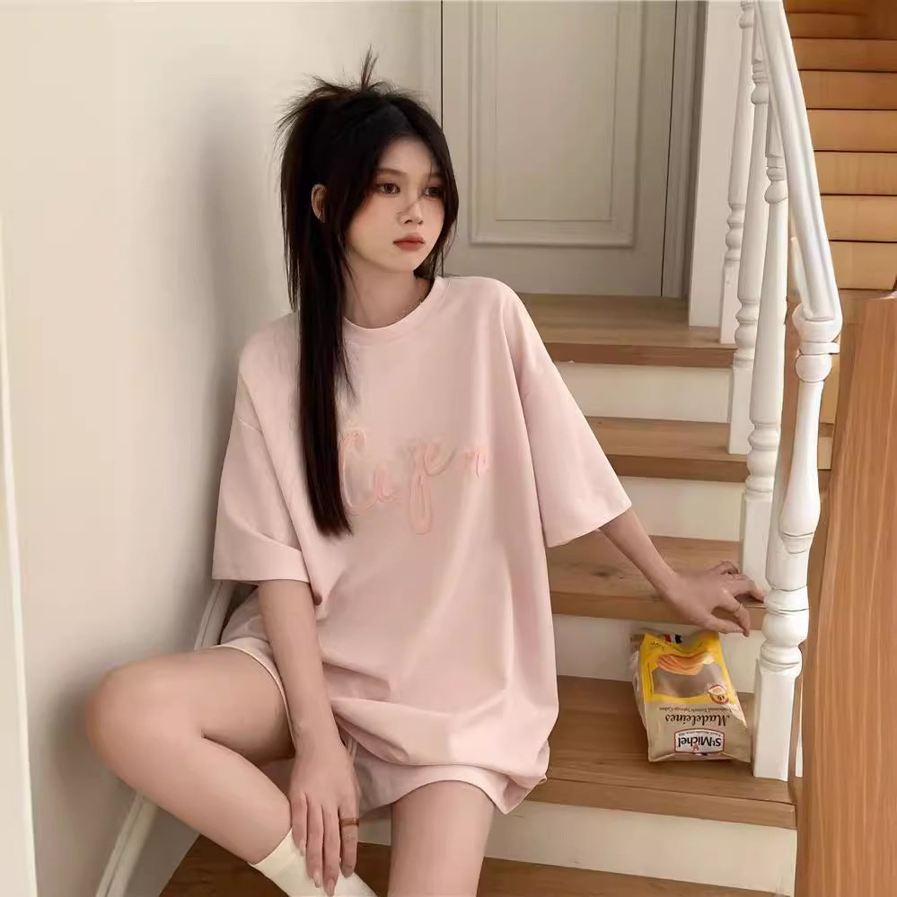 A casual short-sleeved T-shirt and shorts fashion two-piece set