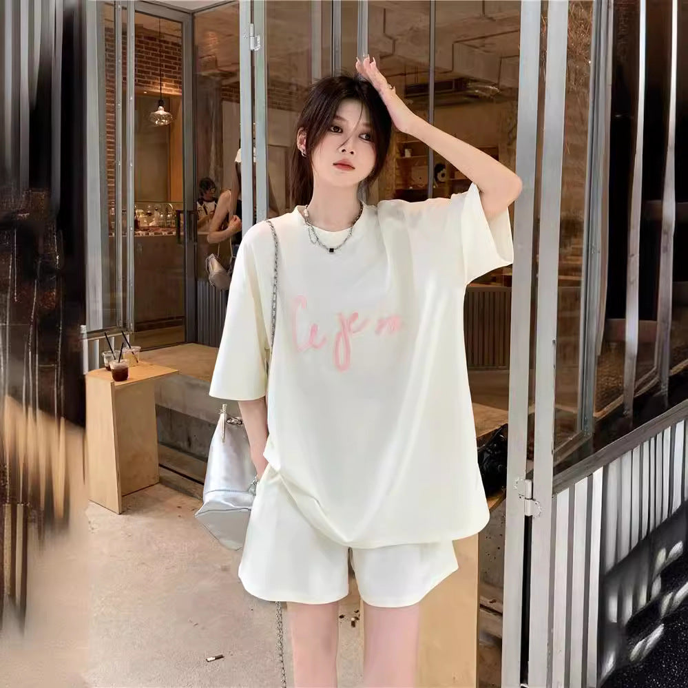 A casual short-sleeved T-shirt and shorts fashion two-piece set