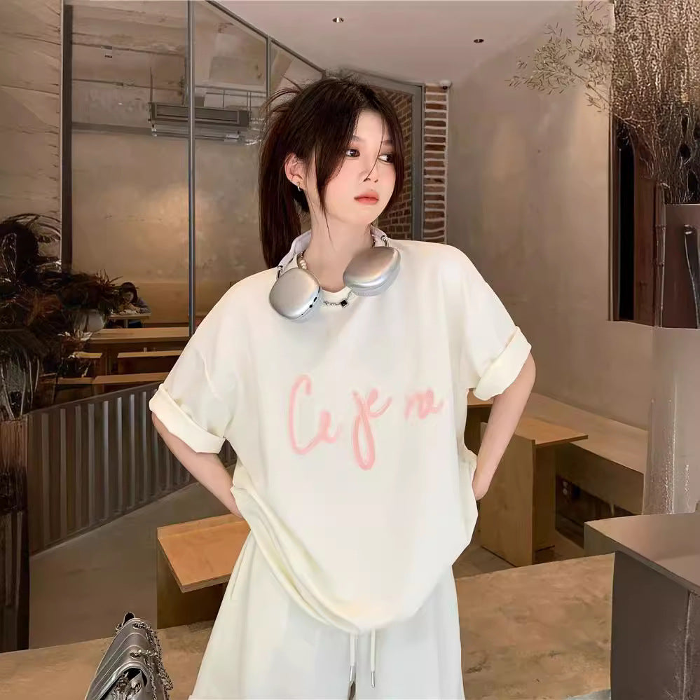 A casual short-sleeved T-shirt and shorts fashion two-piece set