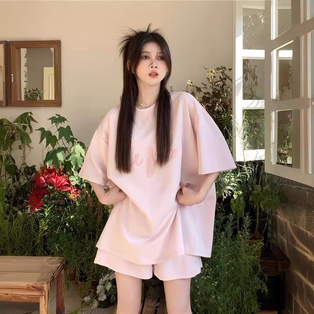 A casual short-sleeved T-shirt and shorts fashion two-piece set